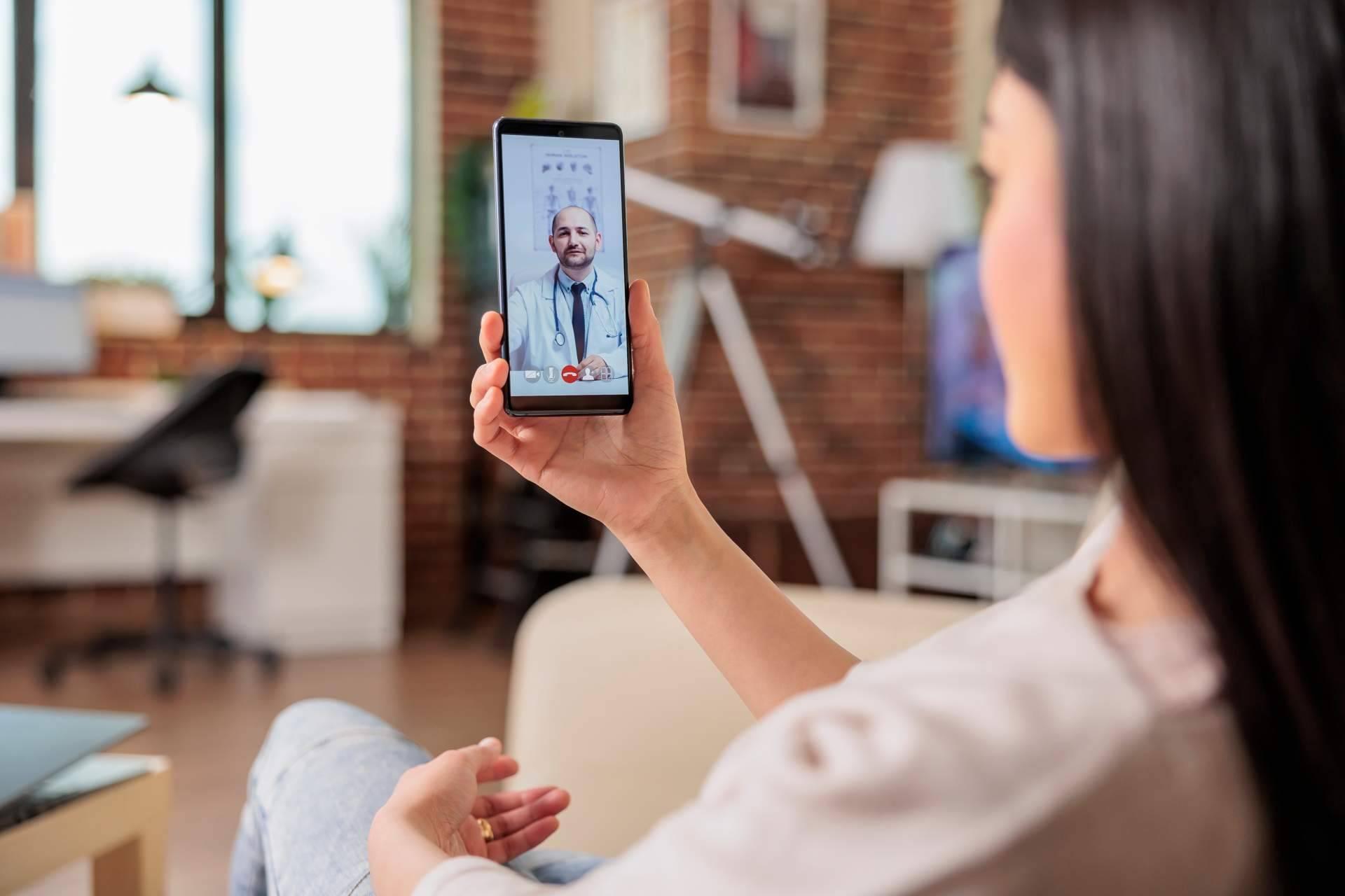 La terapia online en español, clave para afrontar el impacto psicológico del desarraigo